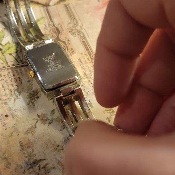 Vintage Embassy by Gruen Women’s Quartz Watch – Two Tone Rectangle Dial - Picture 7 of 10